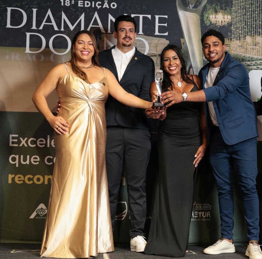Equipe recebendo o troféu Diamante do Ano