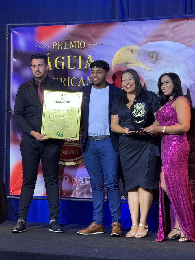 Equipe recebendo certificado e troféu